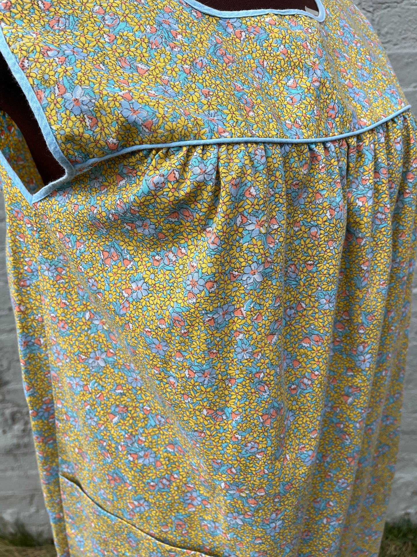 Vintage 1950s/1960s Yellow & Teal Ditsy Floral Cotton Sleeveless Babydoll Shift Dress/Mumu