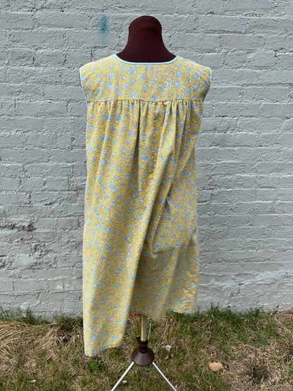 Vintage 1950s/1960s Yellow & Teal Ditsy Floral Cotton Sleeveless Babydoll Shift Dress/Mumu