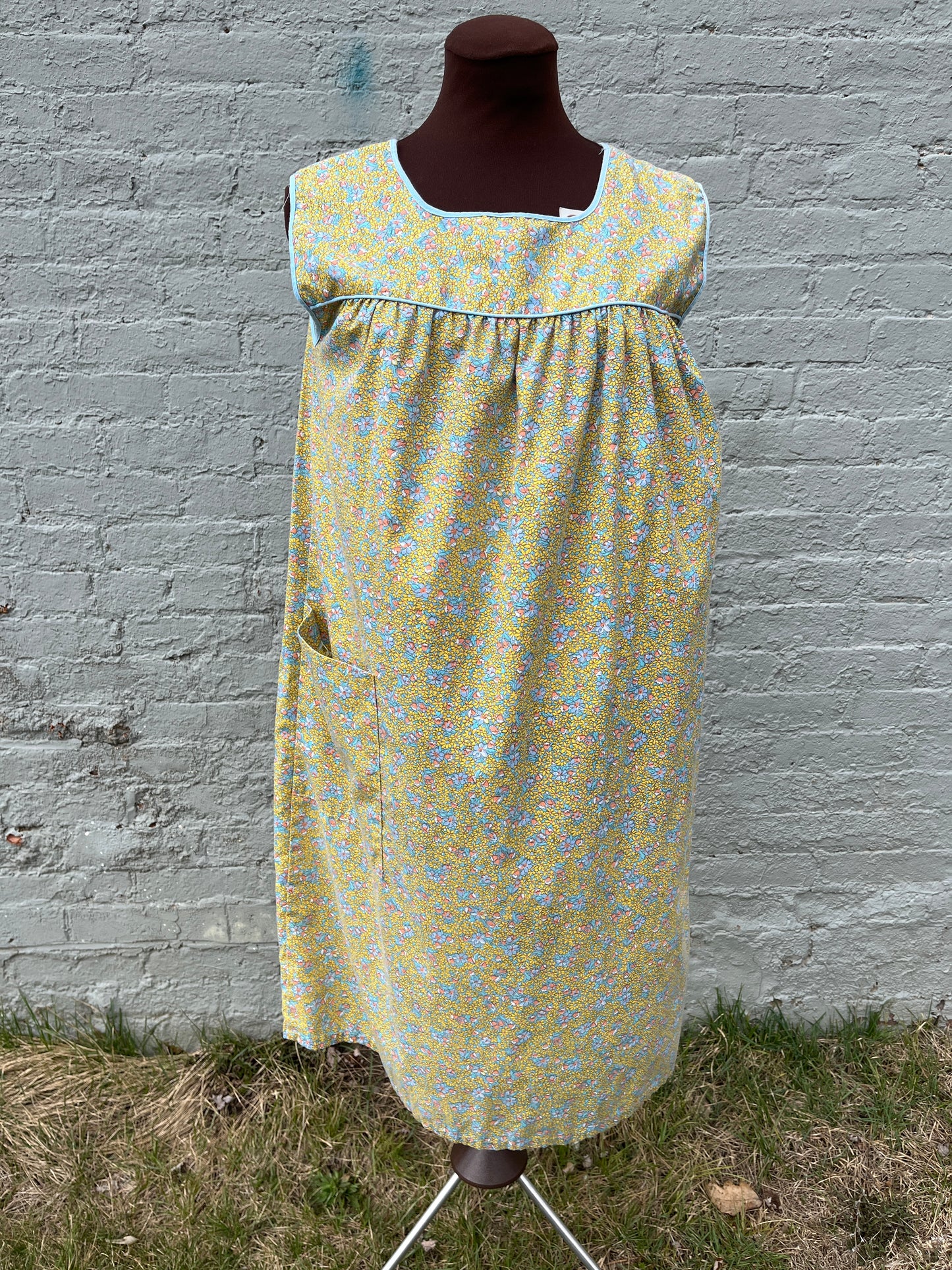 Vintage 1950s/1960s Yellow & Teal Ditsy Floral Cotton Sleeveless Babydoll Shift Dress/Mumu