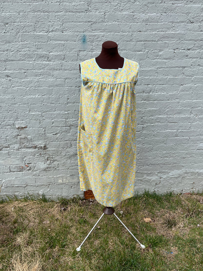 Vintage 1950s/1960s Yellow & Teal Ditsy Floral Cotton Sleeveless Babydoll Shift Dress/Mumu